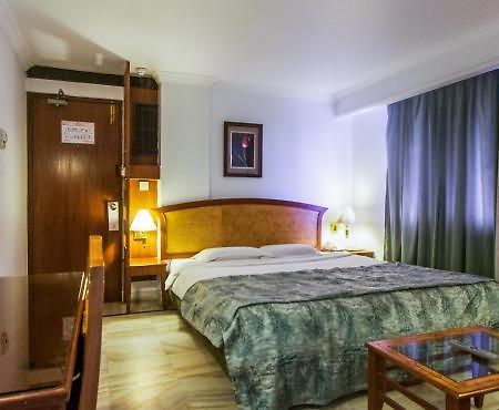 Hotel Chariot Chennai Exteriör bild